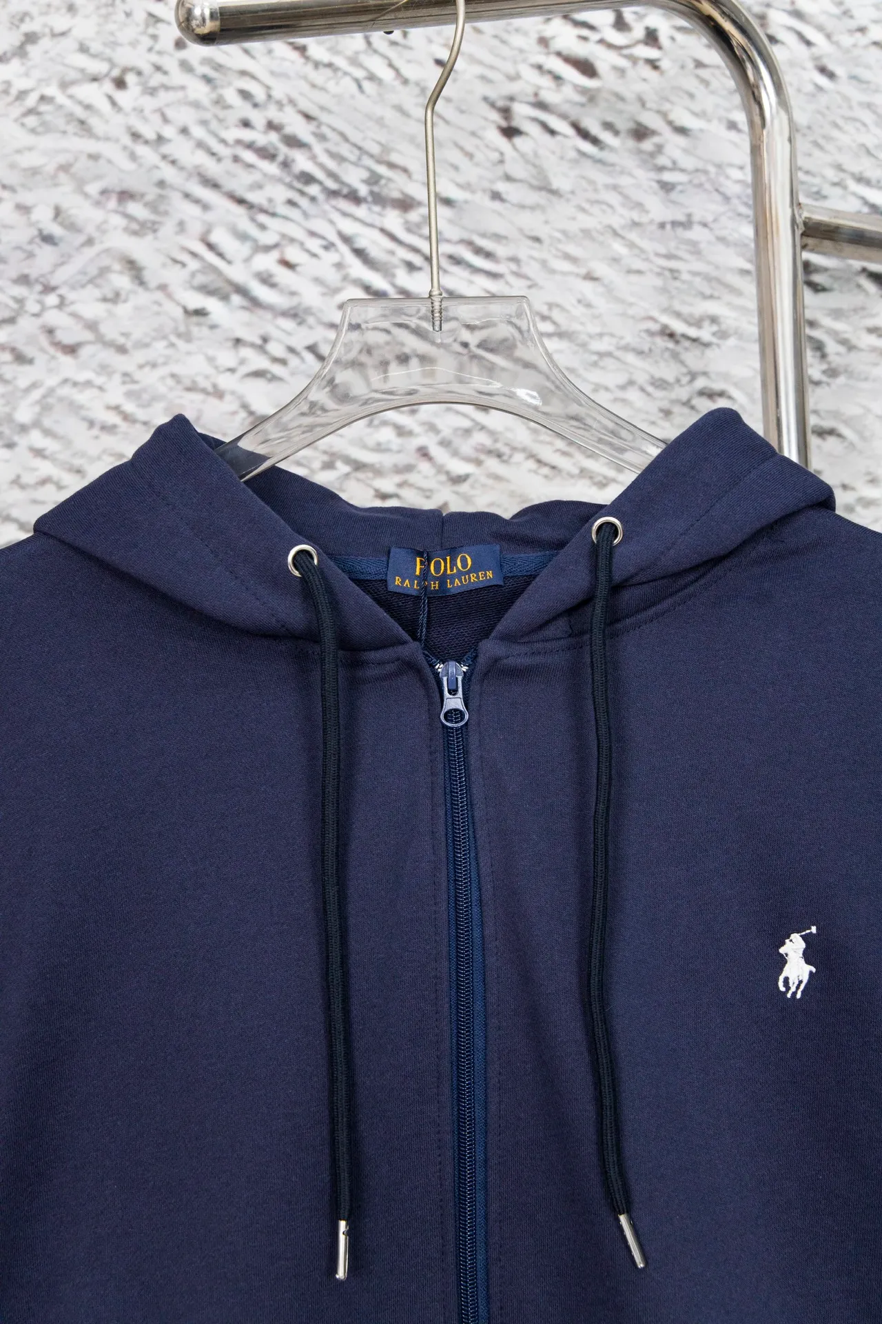 P240 Style No.: Y055 Ralph Lauren/Ralph Lauren pony embroidered zipper cardigan hooded sweatshirt. A one-of-a-kind sweatshirt for autumn and winter is here. You can wear it casually no matter how you wear it! ! This hooded sweatshirt is decorated with the simple style that represents Ralph Lauren and is paired with a pony embroidery pattern, which is three-dimensional and full! The solid color fabric paired with exquisite embroidery instantly sets it off! Hooded sports design, loose and casual fit! The overall texture is very strong! Through the pictures, we can feel the thickness and texture of custom-woven and dyed threads. The workmanship is exquisite. They are shipped from major foreign trade factories. They are all made by masters with many years of experience. Everything is of high standards and requirements! Simple and versatile model ~ Made of imported pique cotton fabric, which is super delicate and soft, close to the body without being tied. All fabrics and accessories are original custom-made and of high quality! Perfectly reflects the brand’s sense of superiority! Standard cut, comfortable stretch, unrestricted movement! Highly practical, high-end and classy! Versatile style ~ can be paired with jeans or jogging pants. Ideal for transitioning from your morning commute to weekend events! Tag, hanging particles, washed, packaging bag, full set of accessories, very good-looking, super exquisite workmanship, size: S-XL, color: navy, black, gray